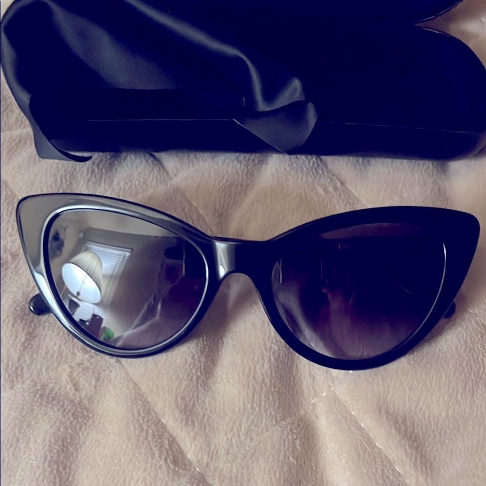 Banana Republic Black Cat Eye Sunglasses Sleek Design